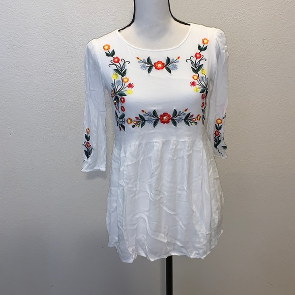 Forever 21 Tops - Forever 21 white embroidered floral 3/4 sleeve blouse